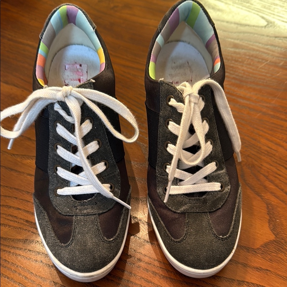 Stylish Nine West Black Sneakers with White Laces